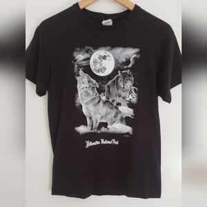 Yellowstone National Park Howling Wolf T-Shirt Size M